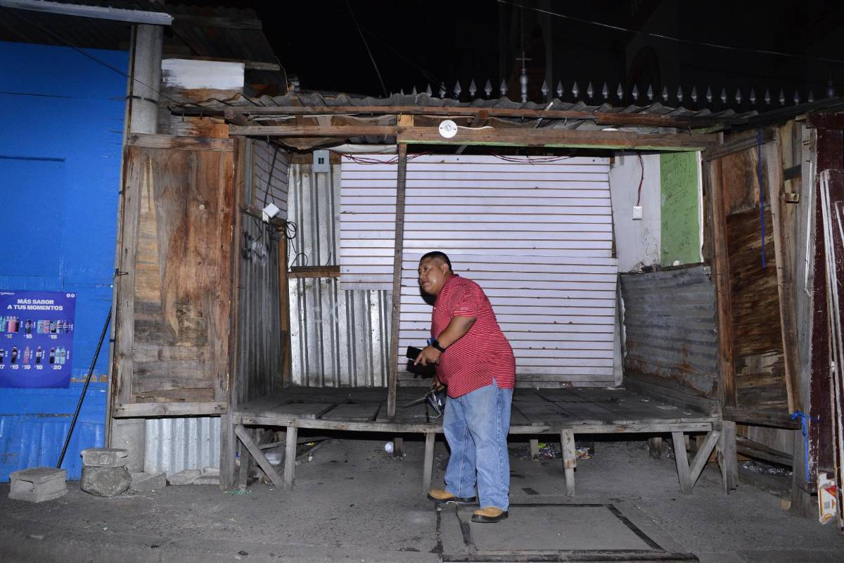 Vendedores desmantelando sus puestos.