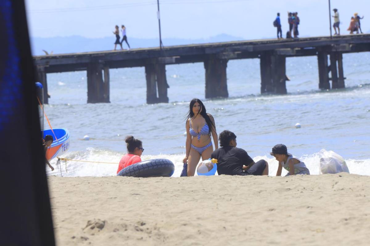 Turistas hondureños abarrotan las playas de Tela, Atlántida
