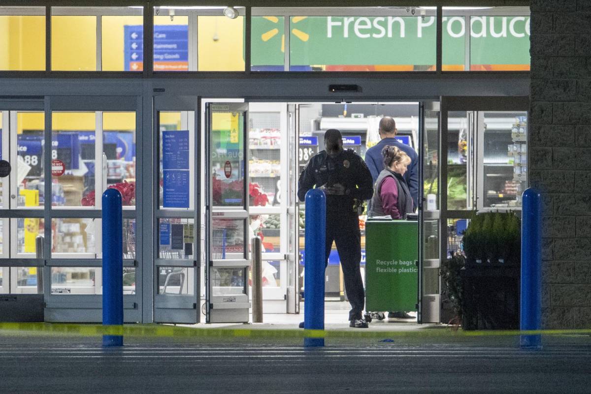 Agentes de policía trabajan en la escena de un tiroteo masivo en el Walmart Supercenter en Chesapeake, Virginia, este 23 de noviembre de 2022.