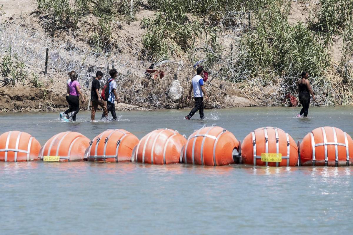 Texas ignoró ilegalidad de boyas desde antes de instalarlas, según documentos públicos