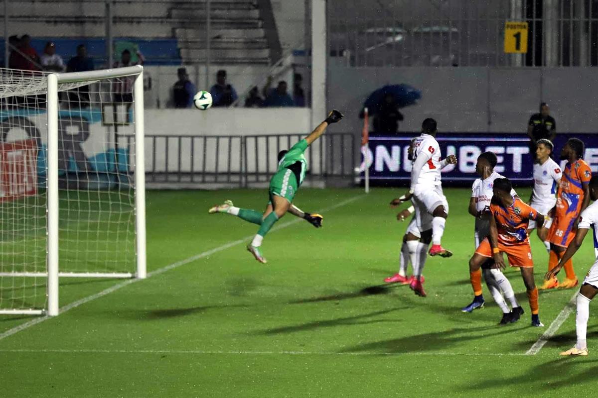 La imagen del golazo de Jorge Álvarez. Voló Denovan Torres para la foto.