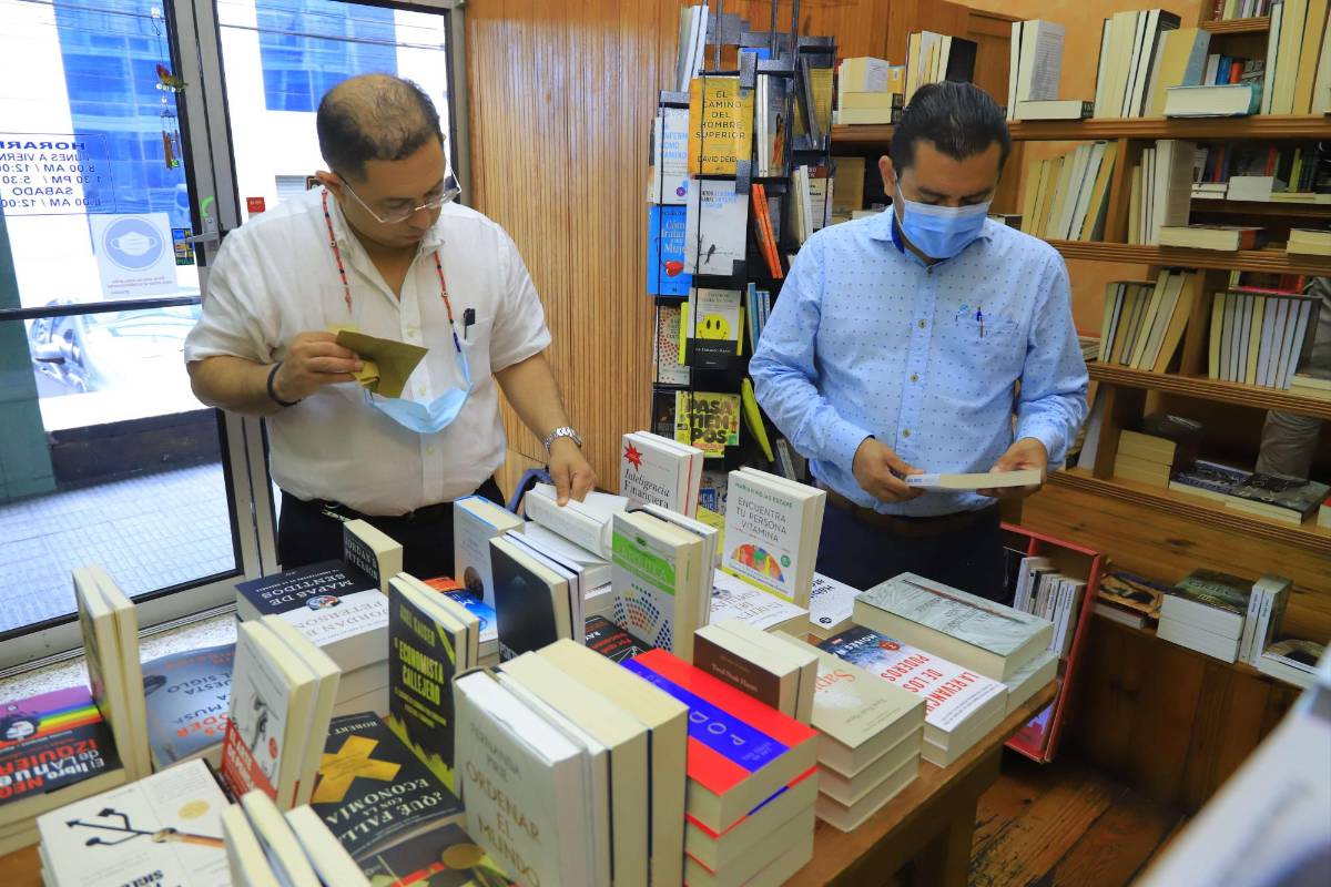 Librería Atenea celebra a lo grande su 30 aniversario