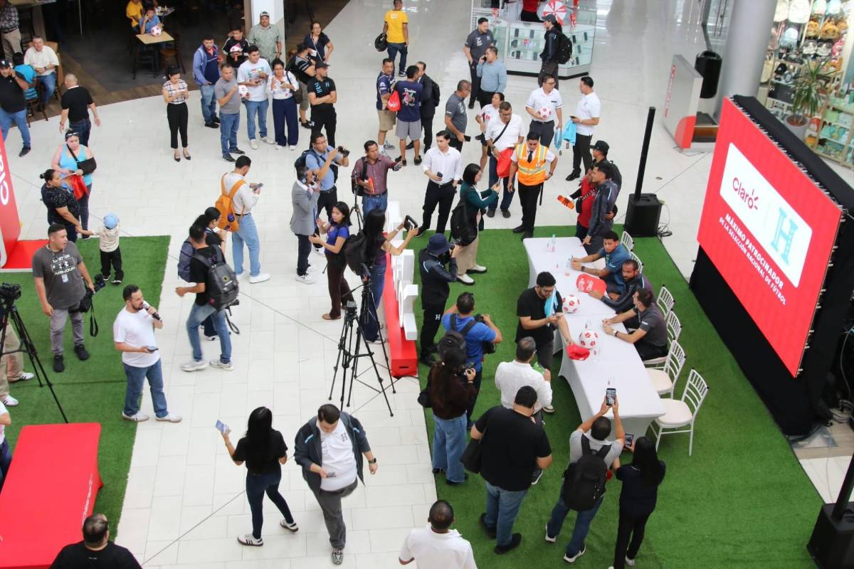 Show de Ruiz en firma de autógrafos, los seleccionados presentes y regalo