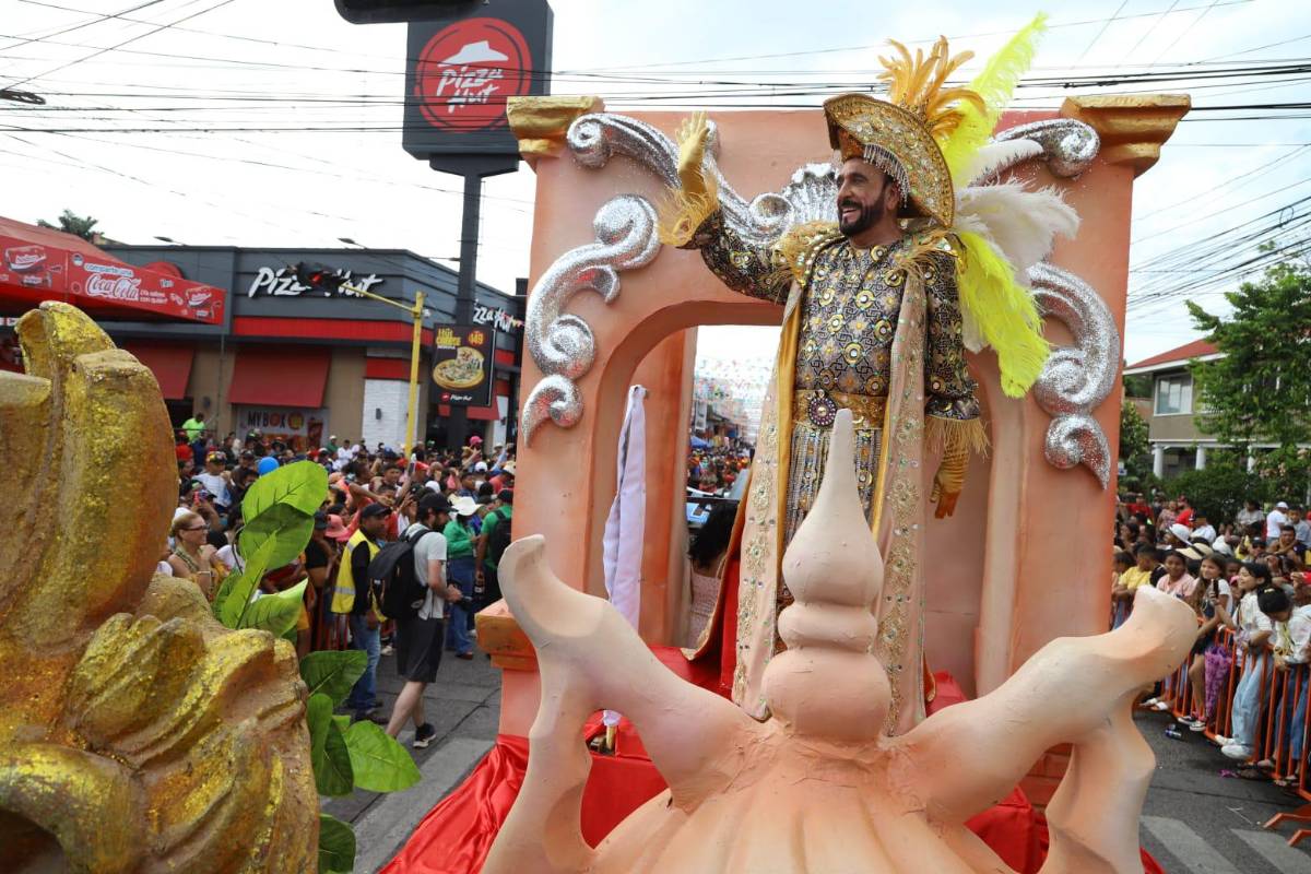 Bellas hondureñas engalanan el desfile de carrozas en La Ceiba