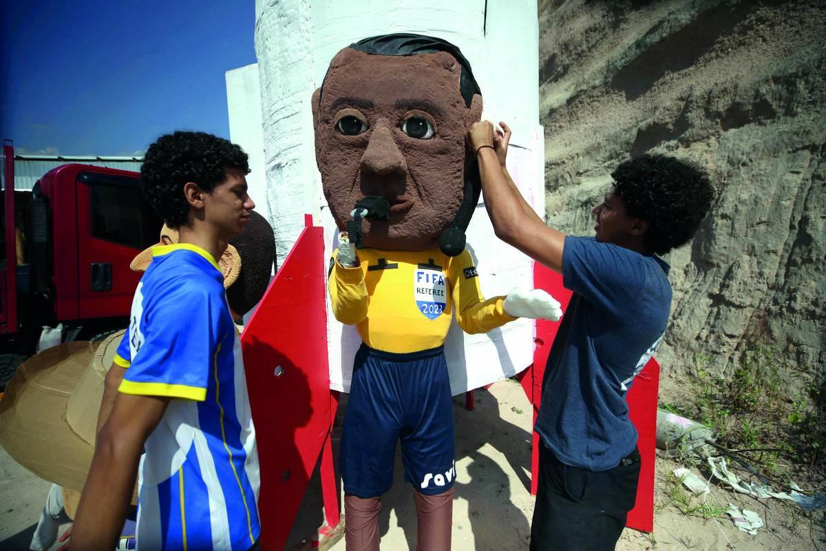 Daniel Lagos cada año realiza coloridas representaciones de emblemáticas figuras de políticos como una señal de protesta pacífica que anime a los gobernantes a mejorar. Este año la figura del árbitro Iván Barton tomó protagonismo y también será quemada.