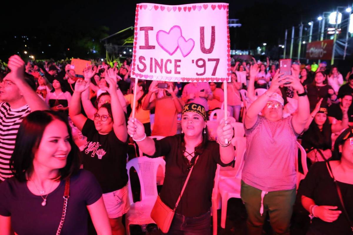 Sus fanáticas de la generación de los años 90 le demostraron su amor al rubio cantante.