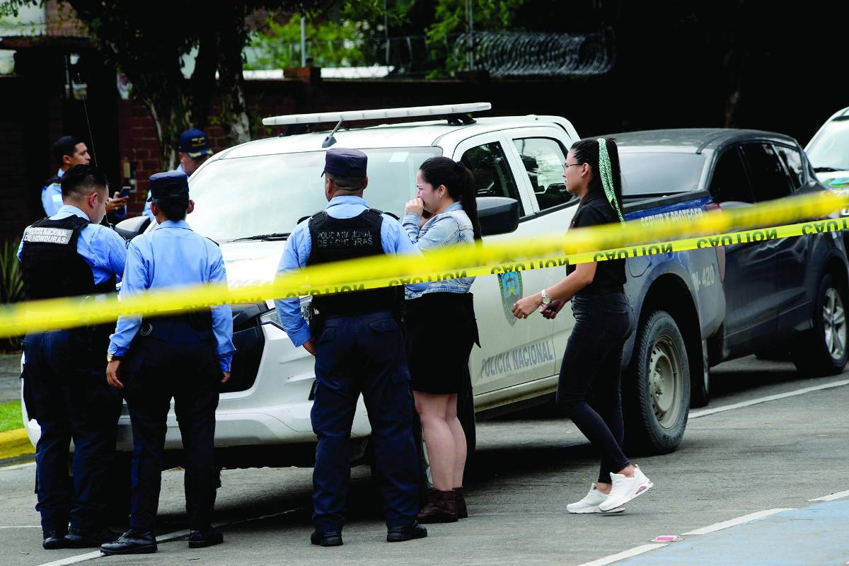 Al lugar llegaron conocidos de la muchacha, que relataron que era ejecutiva de ventas en una tienda por departamentos en San Pedro Sula.