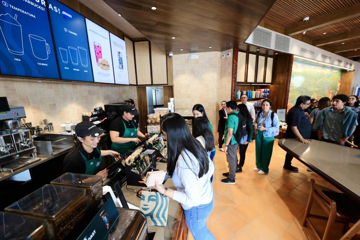 Largas filas por inauguración de Starbucks en Honduras (Fotos)
