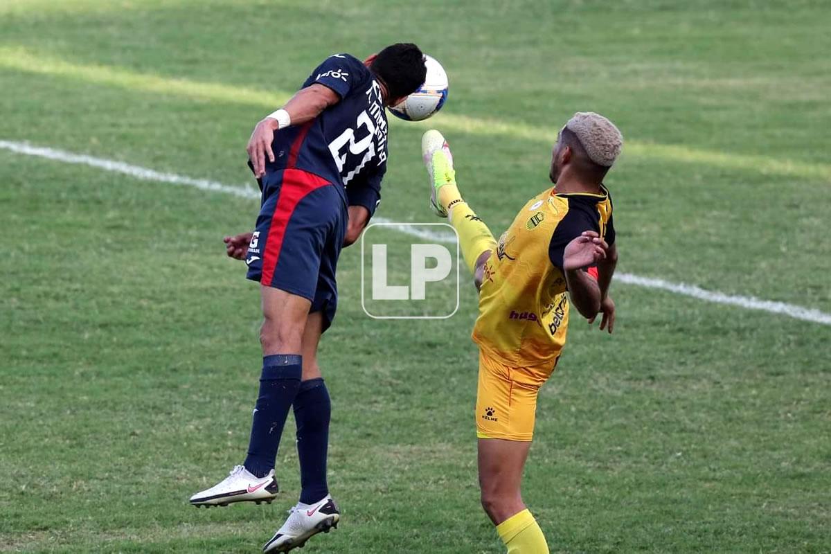Getsel Montes intentando puntearle el balón a Roberto Moreira.