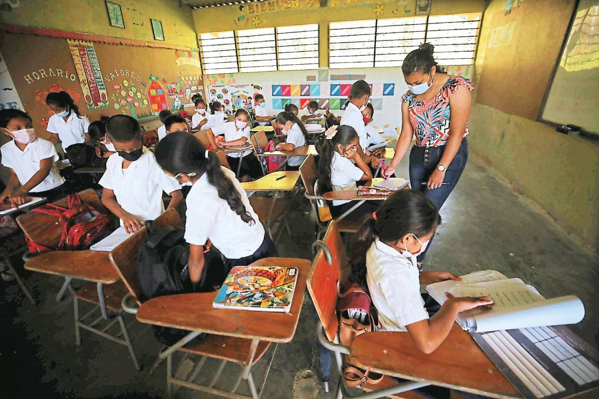 Más de 60,000 maestros continúan sin recibir el reajuste salarial de L1,500