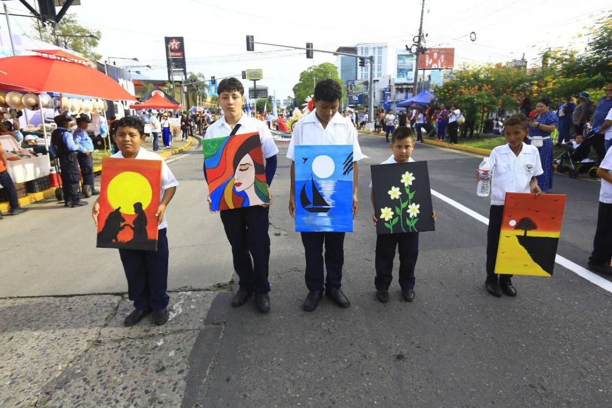 Civismo y amor por Honduras en desfile de escuelas en San Pedro Sula