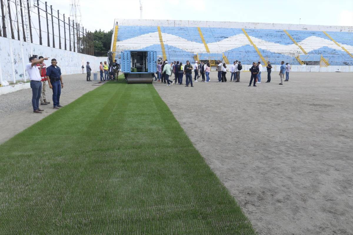 La instalación de la nueva grama del estadio Morazán de San Pedro Sula arrancó este jueves. La presidenta de Honduras, Xiomara Castro, estuvo presente.