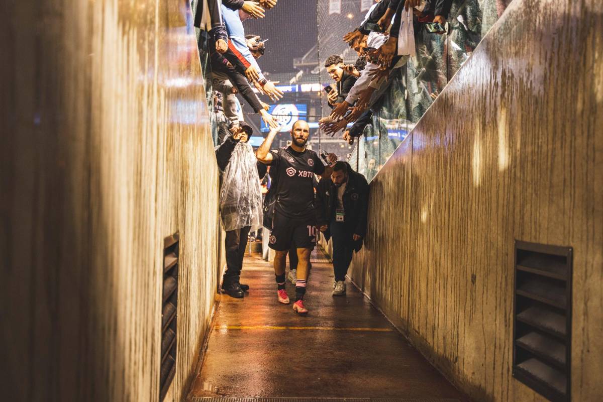 Higuaín en los pasillos del estadio despidiéndose de la afición del Inter de Miami.