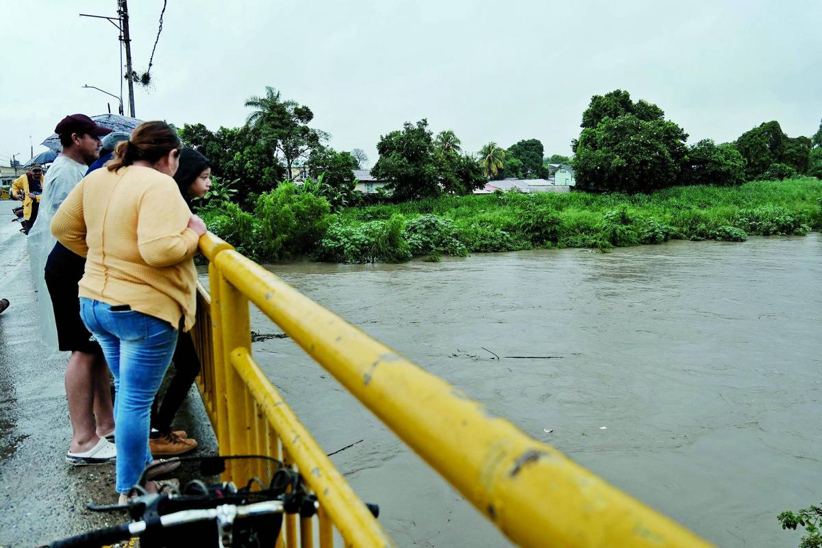 <b>Pobladores en zozobra de La Lima salen de sus casas a observar el nivel del río Chamelecón. Fotos: Yoseph Amaya</b>