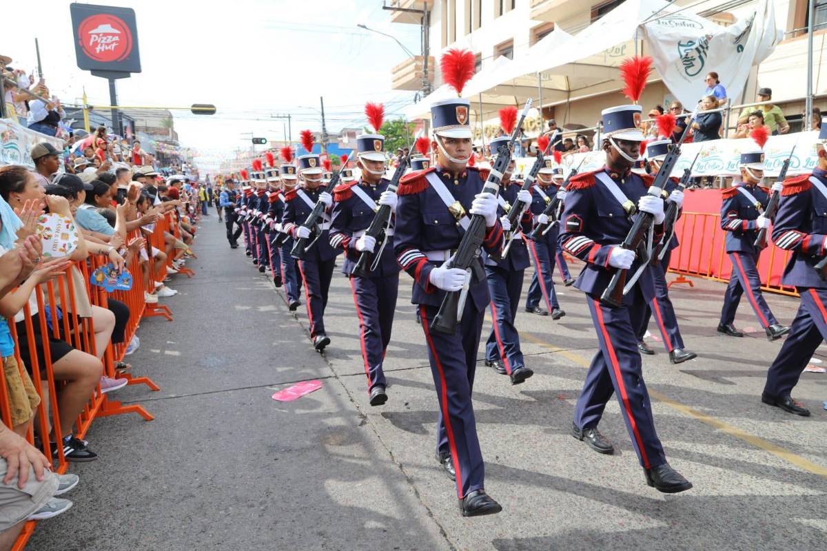 Ceibeños vibran con su desfile de carrozas y Gran Carnaval