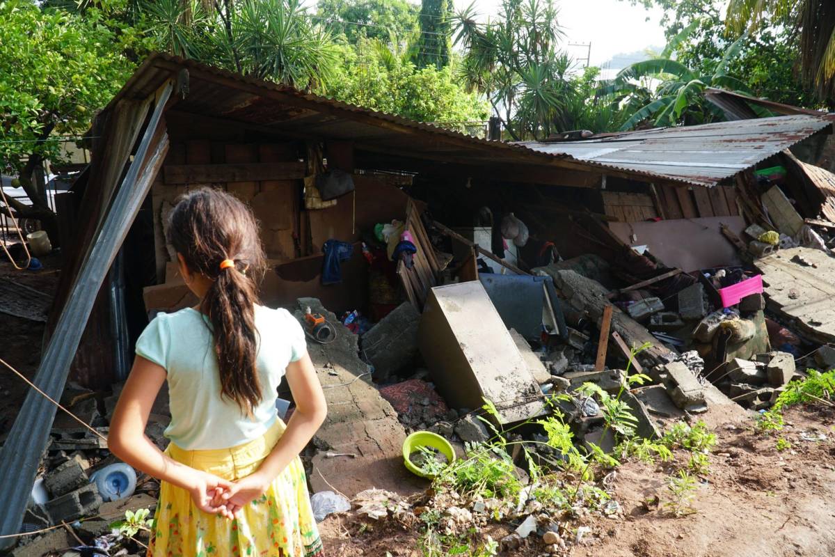 La casa de la familia Izaguirre Lara en la colonia Colinas de Suiza número uno, sector Dos Caminos, fue destruida por las torrenciales lluvias.