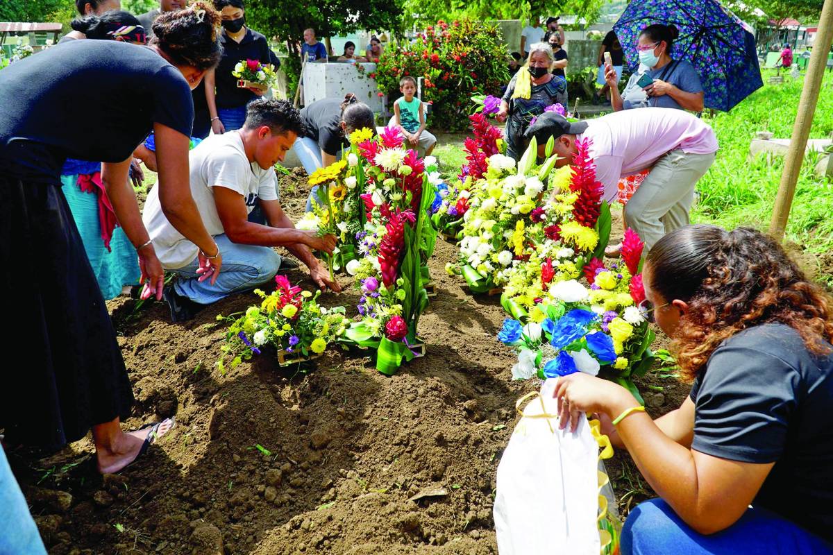 Los cuerpos de los hermanos Jefferson Omar, Anthony Josué y Jorge Emanuel Martínez Soleno fueron enterrados ayer en el cementerio de Chamelecón.