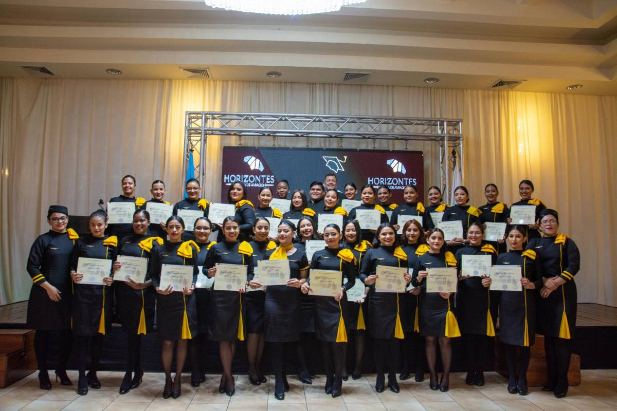 Horizontes Escuela de Aviación celebra graduación de aeromozas