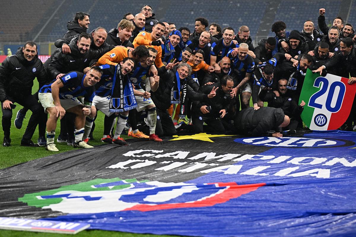 El festejo de los jugadores y cuerpo técnico del Inter tras ganar su título 20 de la Serie A.