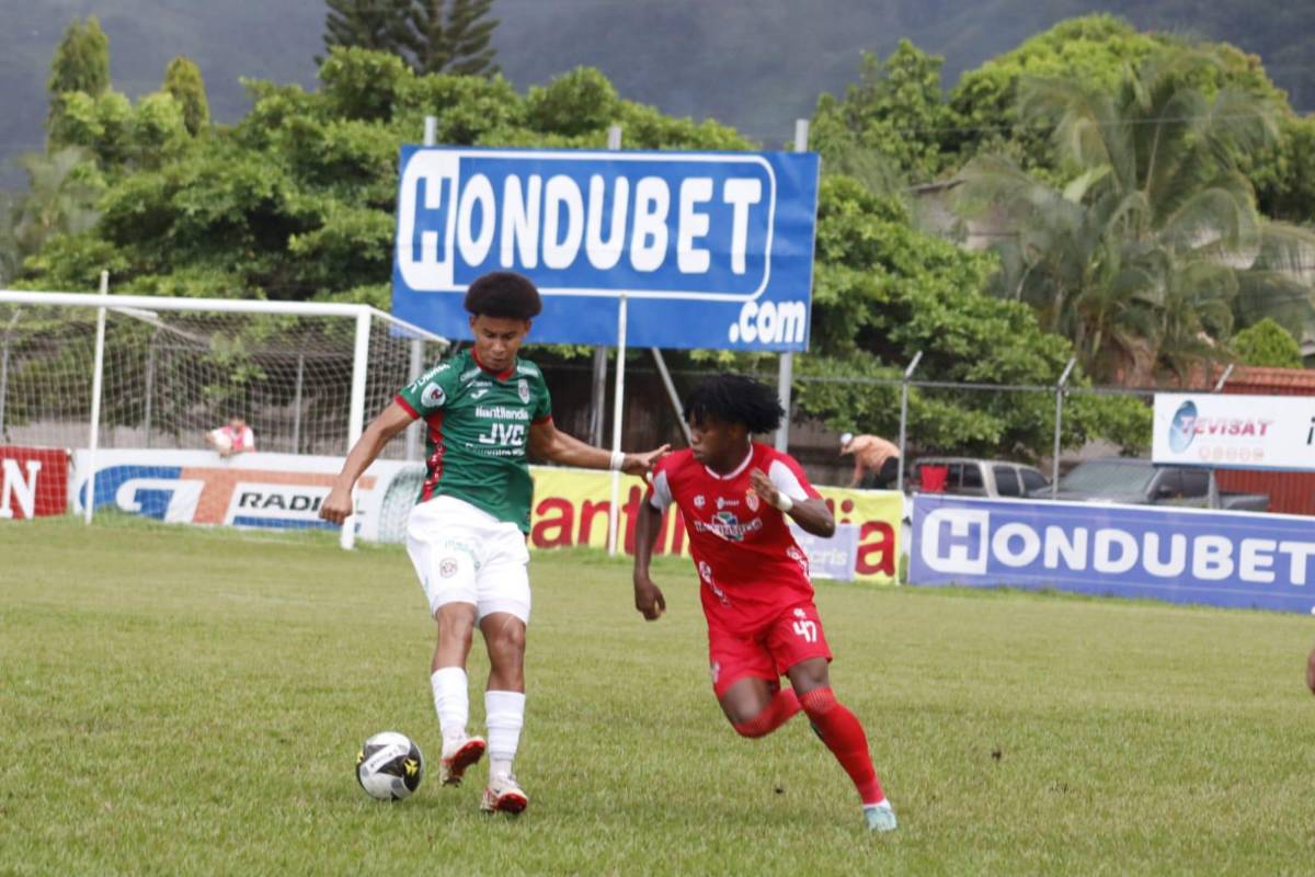 Javier Arriaga controla el balón en favor de Marathón.