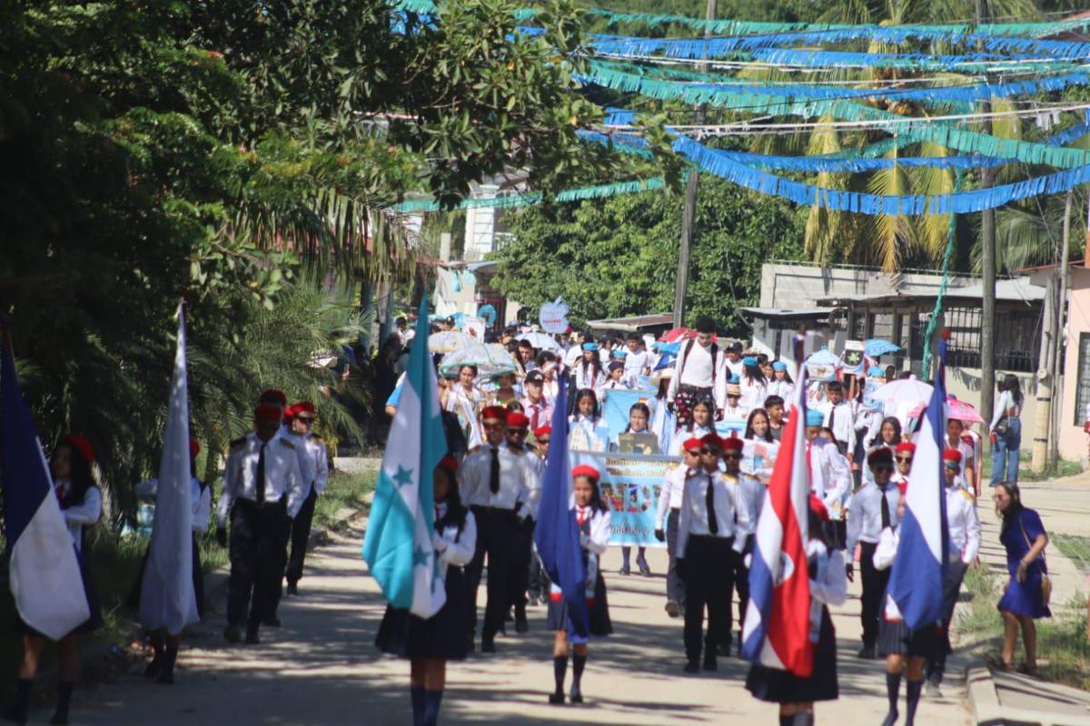 Los alumnos desfilaron con un fervor patriótico.