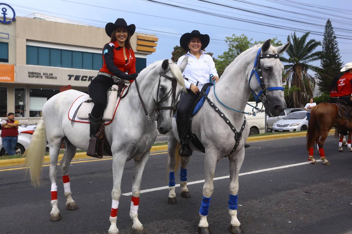 La belleza femenina no podía faltar en el desfile hípico y fueron muchas las amazonas que dieron muestra de su talento junto a los equinos de pura sangre.