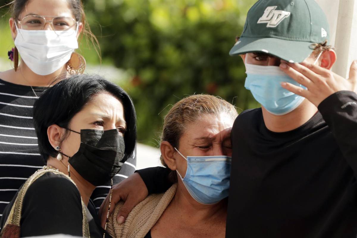 Familiares de las víctimas recibieron los cuerpos en Tegucigalpa.