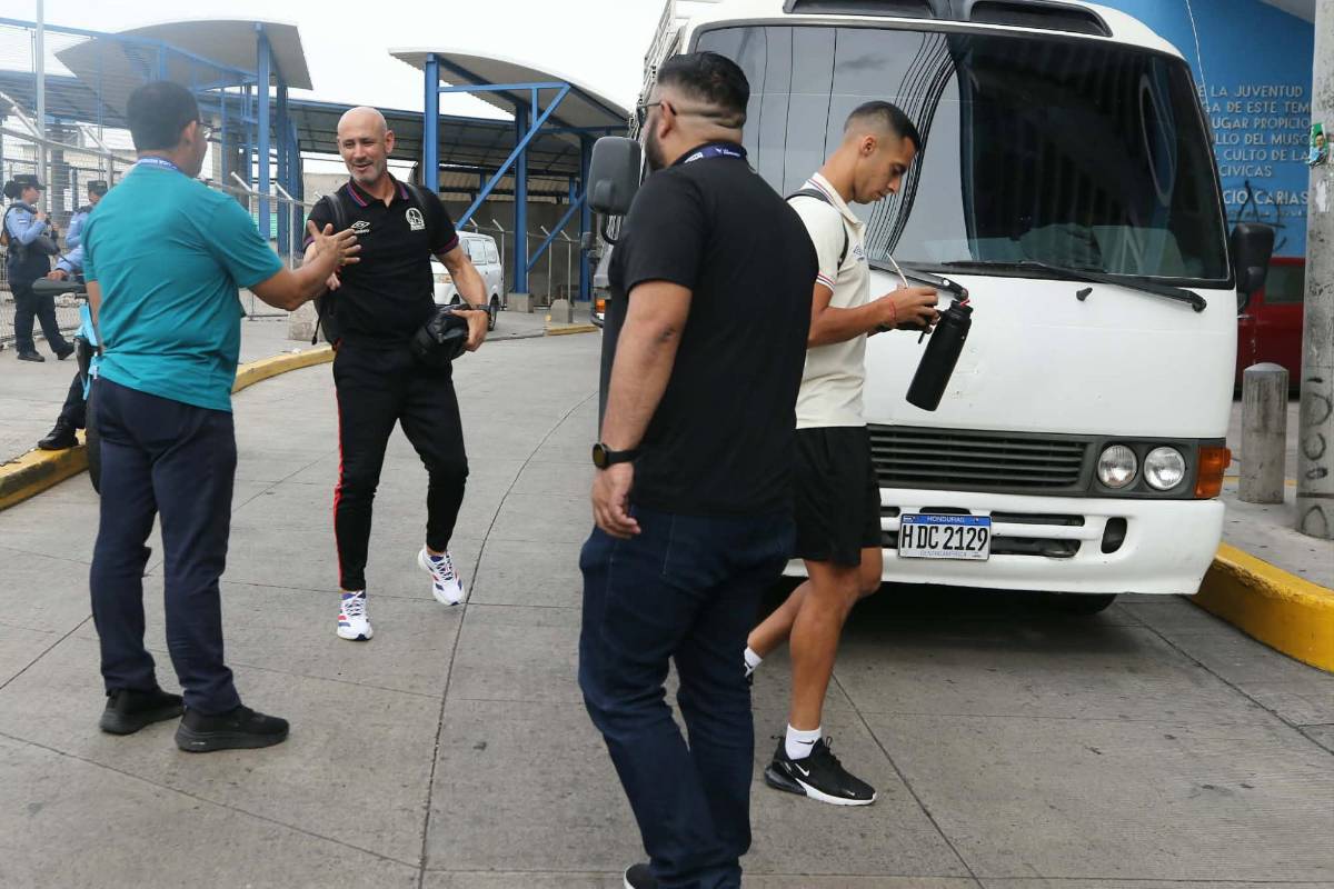 Olimpia-Motagua: Exgoleador aparece como Policía, susto y chica del 911 cautiva