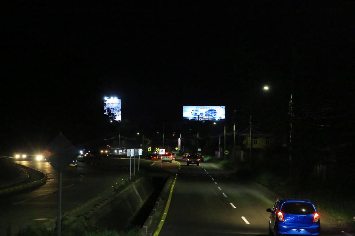 Urge alumbrado público en el bulevar Mackey