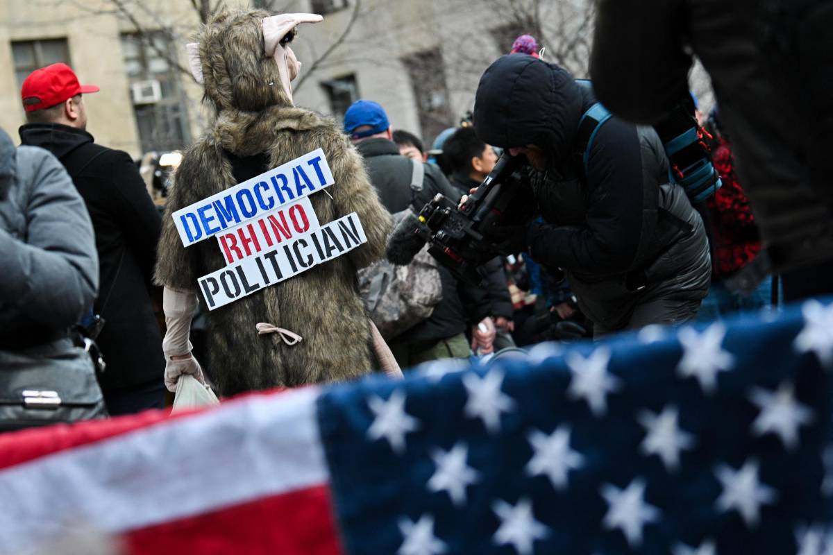 Los seguidores de Trump se apostaron frente a la corte en Nueva York donde se definirá si el magnate es acusado penalmente.