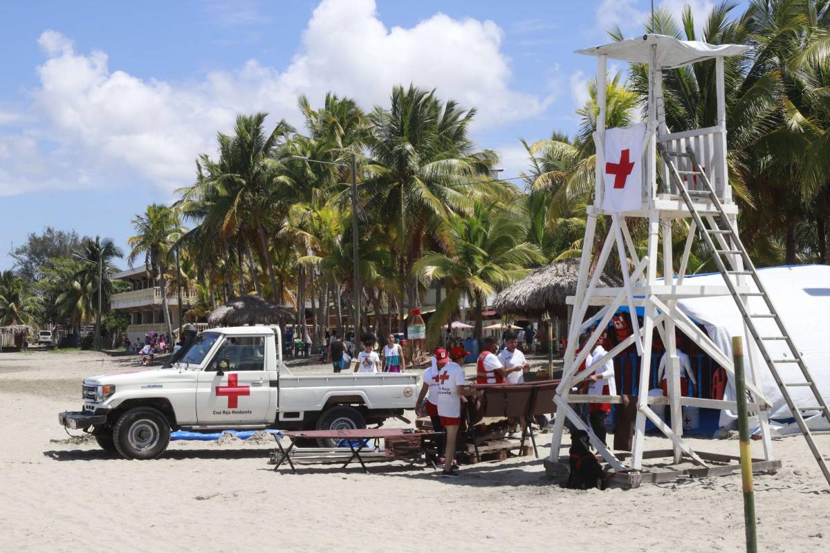 Hondureños ya disfrutan del feriadón en las playas de Tela