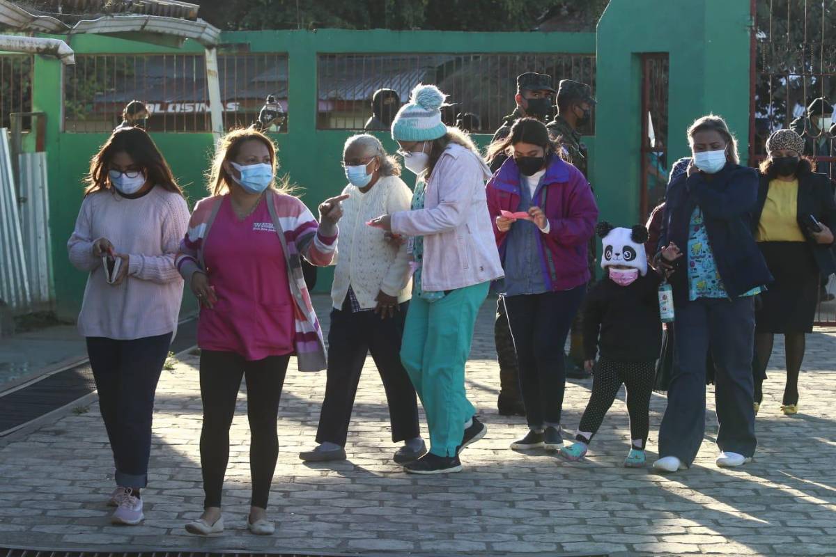 Las mujeres dieron un ejemplo en las urnas al salir desde tempranas horas.