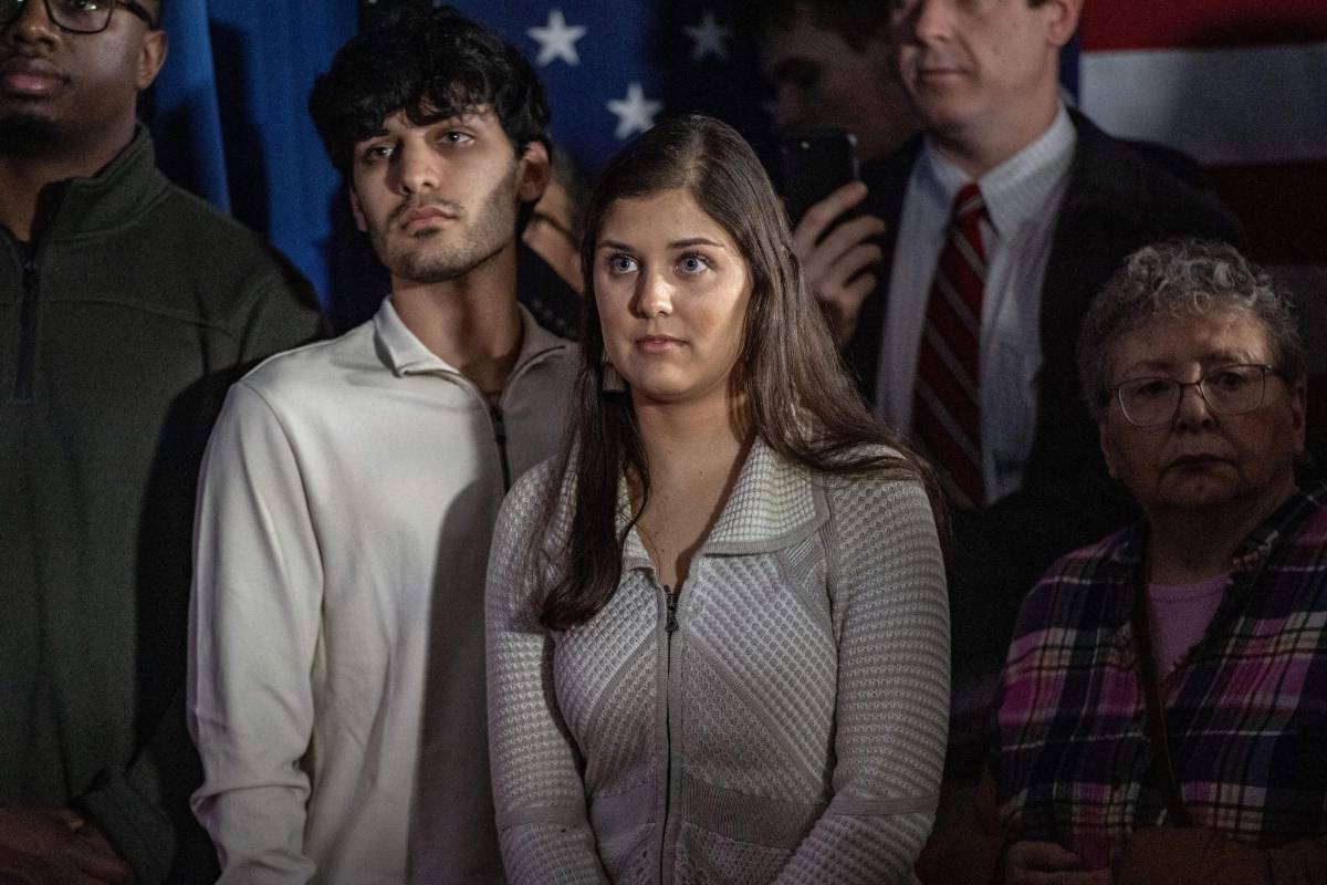 Los hijos de Nikki Haley, Rena y Nalin, escuchan a su madre en un mitin en New Hampshire.