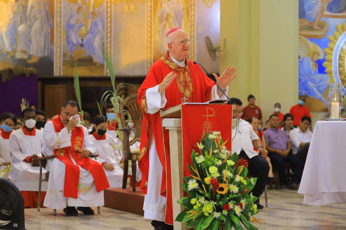 Monseñor Miguel Lenihan presidió por primera vez la solemne eucaristía.