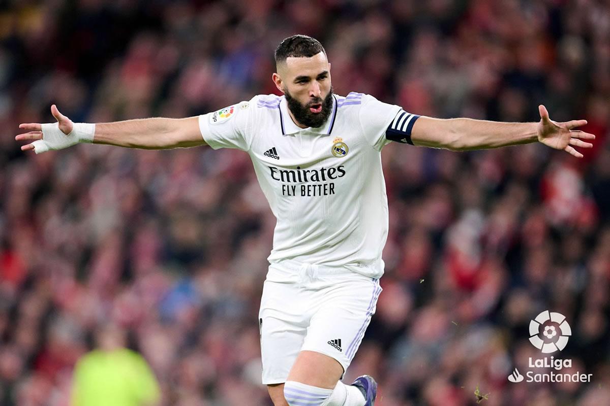 Karim Benzema celebrando su noveno gol de la Liga Española 2022-2023.