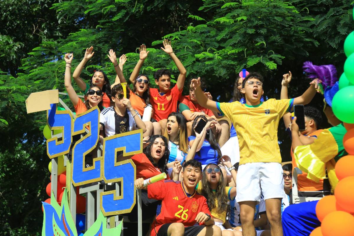 Seniors de Big Step celebran su entrada con temática de fútbol y carnaval