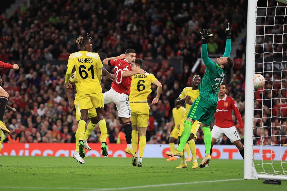 Diogo Dalot marcó el primer gol del Manchester United con este cabezazo.