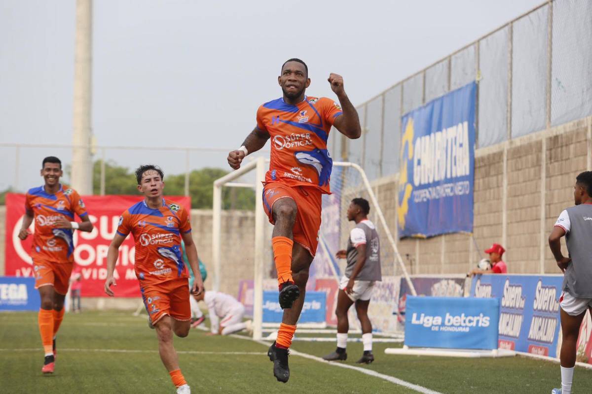 El festejo de Jairo Róchez tras el 2-0 de UPNFM ante Vida.