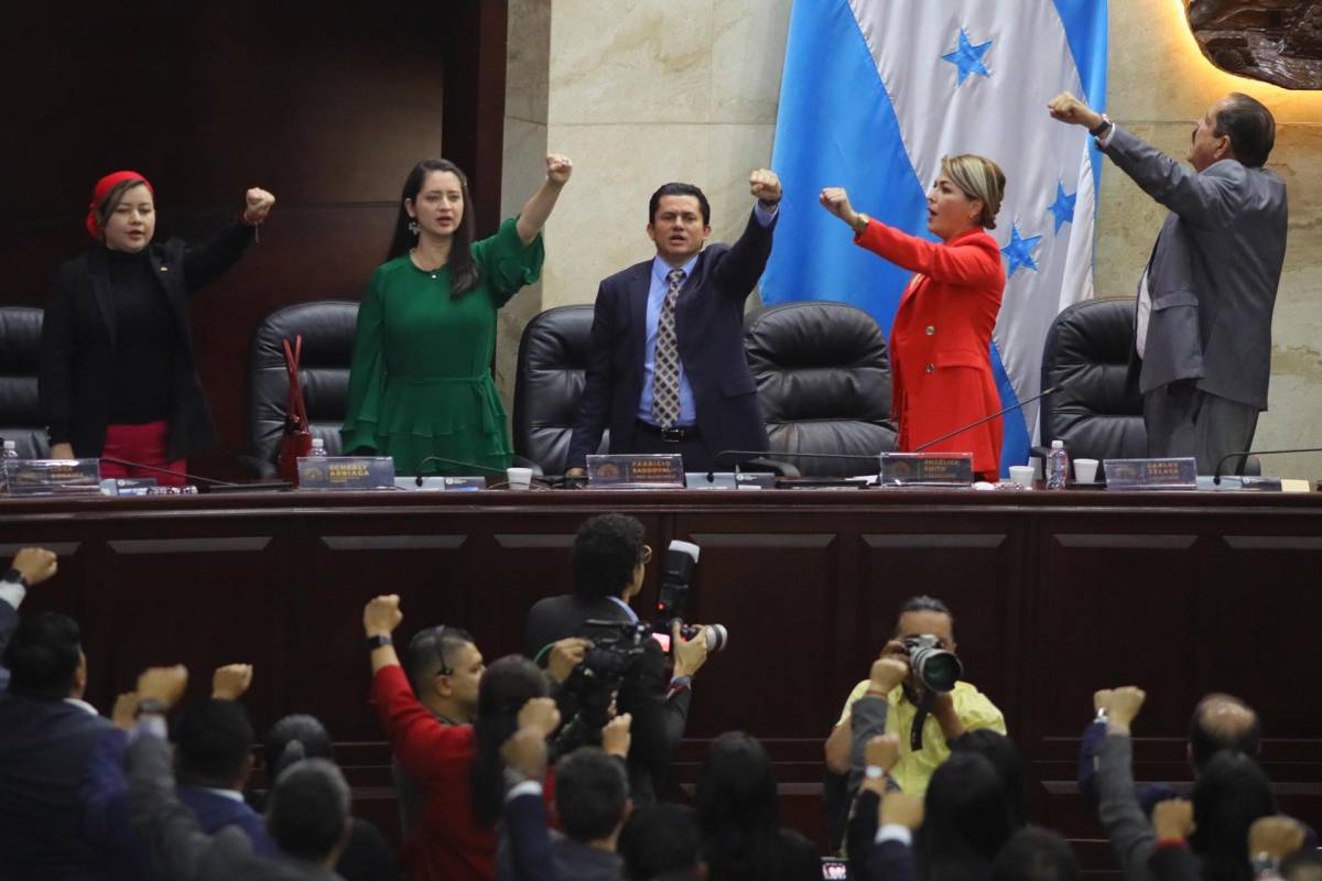 Integrantes de la junta directiva del Congreso Nacional de Honduras participan en la elección de los nuevos magistrados de Corte Suprema de Justicia.
