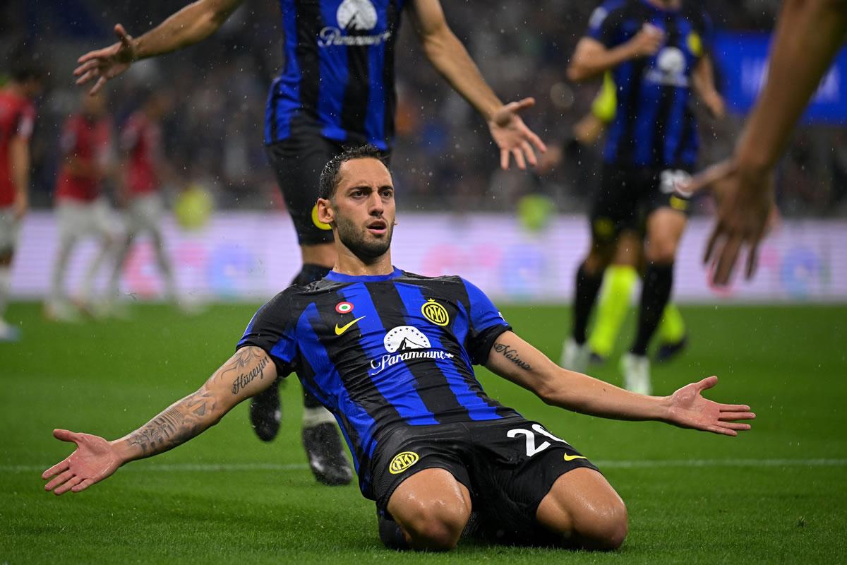 Hakan Calhanoglu también anotó para la victoria del Neroazzurro.