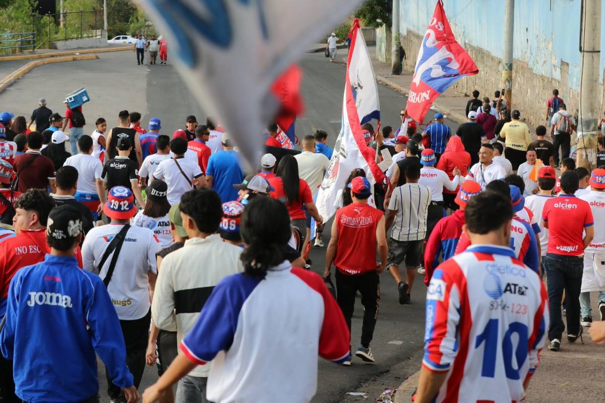 ¡Nadie lo esperaba! Barras de Olimpia y Saprissa protagonizan insólito momento en Tegucigalpa