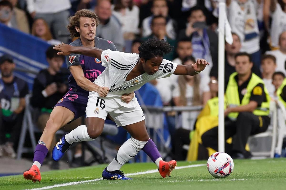 El penal del checo Alex Král contra Endrick en los últimos minutos.