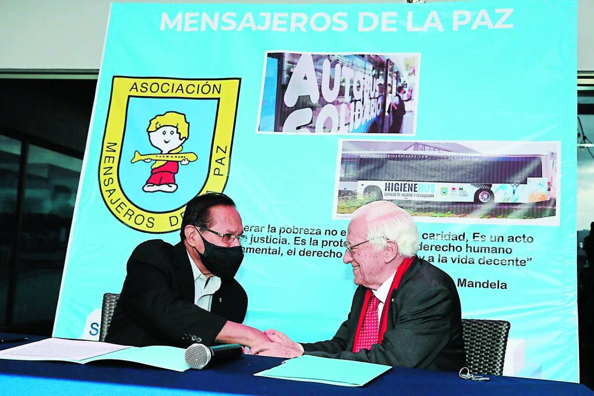 Firma de convenio con la asociación mensajeros de la paz del Padre Ángel García y varias fundaciones de Honduras.