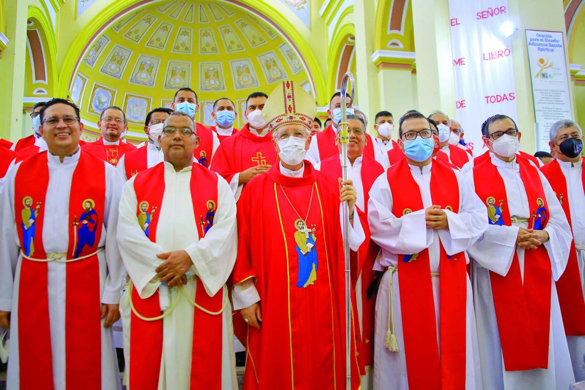 Más de 60 sacerdotes en la misa en honor a San Pedro Apóstol, muchos de ellos ordenados por el obispo.