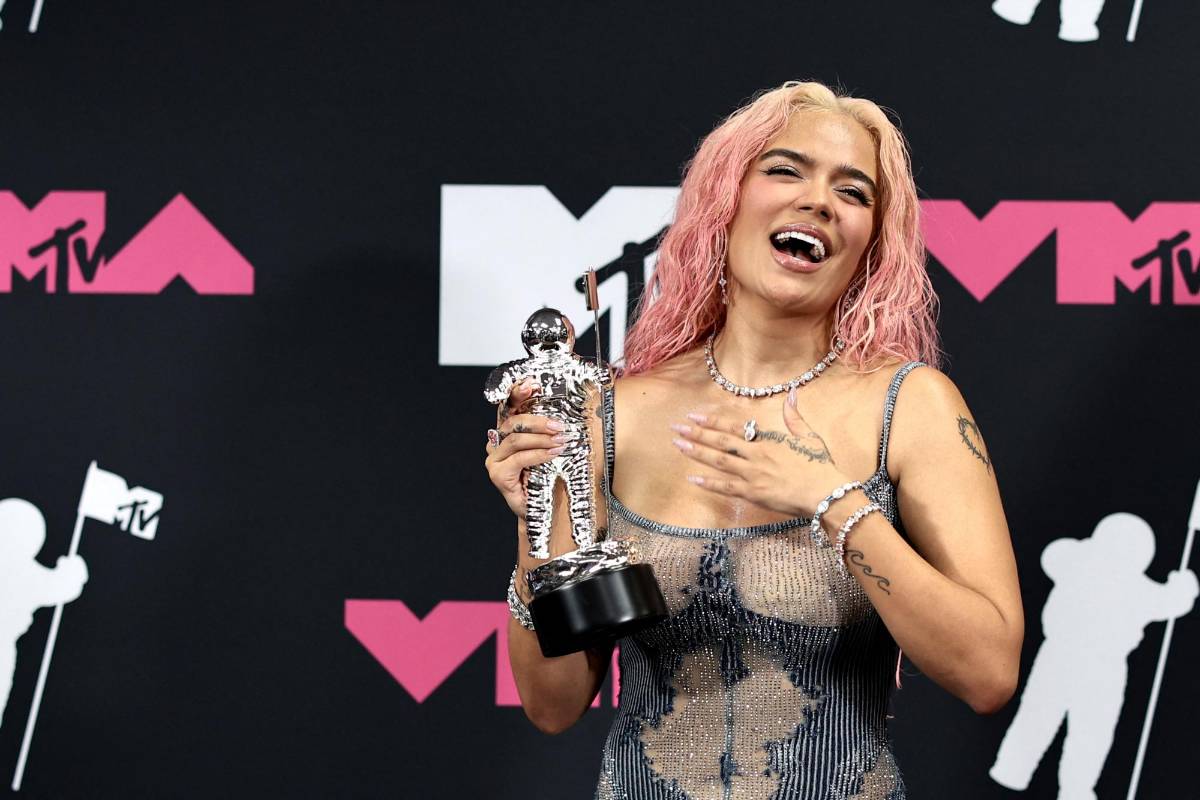 Karol G posa en la sala de prensa con su premio a la Mejor Colaboración con Shakira por “TQG” en los MTV Video Music Awards 2023 en el Prudential Center el 12 de septiembre de 2023 en Newark, Nueva Jersey.