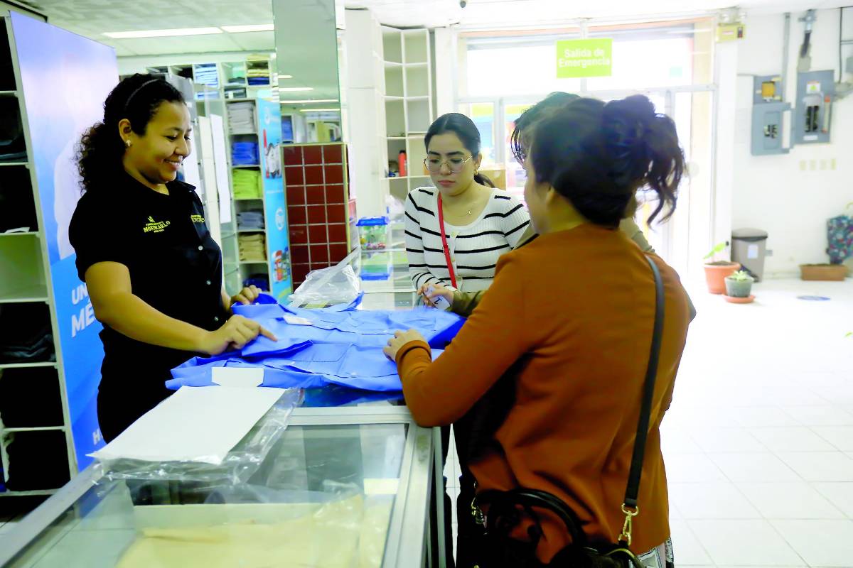 Padres pagarán entre 1,300 y 1,500 por cada uniforme escolar este año