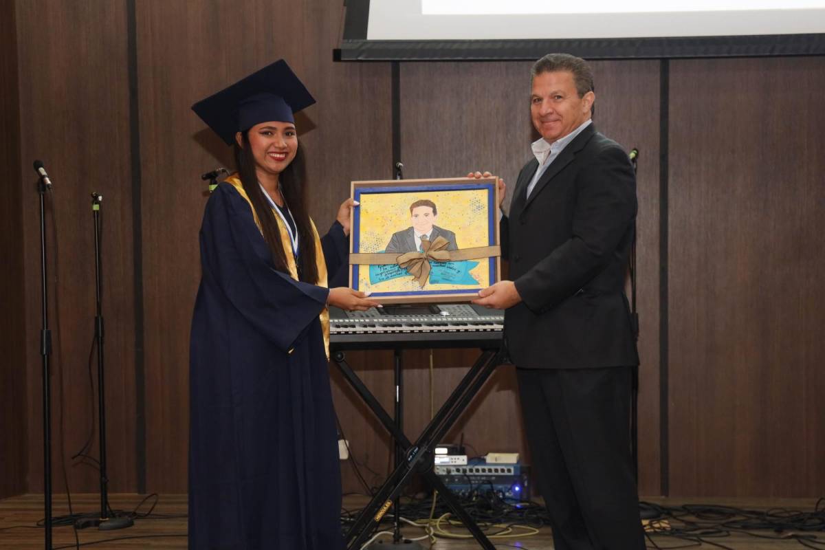 Los graduandos le entregaron un reconocimiento al Ing. Jesús Canahuati.