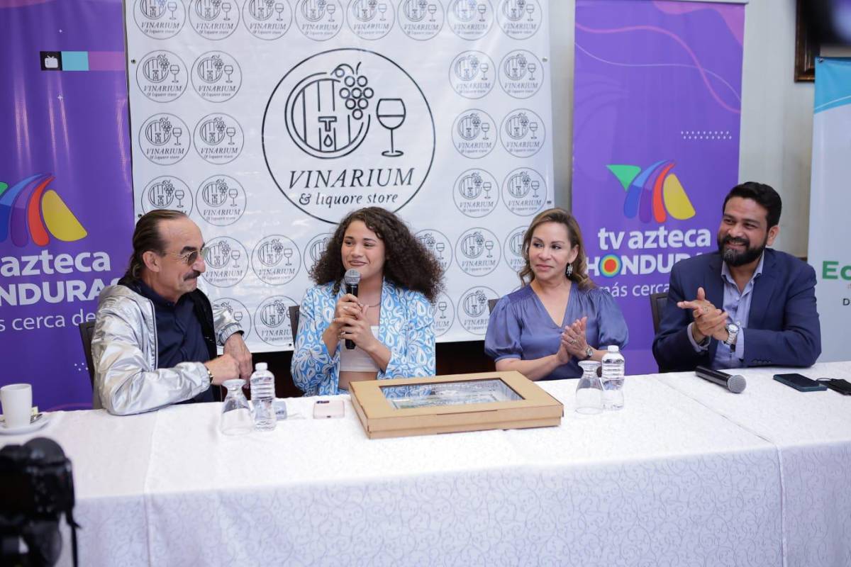 Raúl Di Blasio, Cesia Sáenz, Zoila Contreras, esposa del alcalde sampedrano y Joaquín Nuñez, organziador del evento durante la conferencia de prensa.