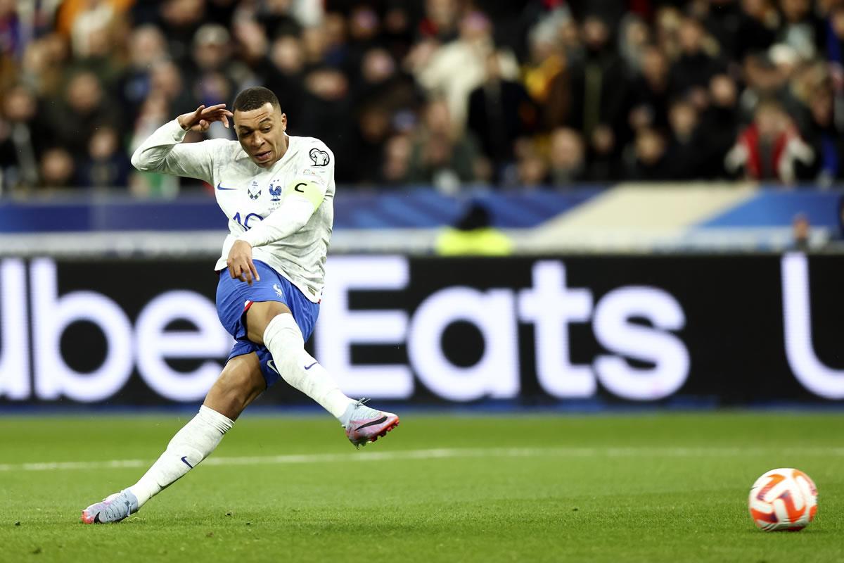 Kylian Mbappé al momento de marcar su primer gol del partido ante Países Bajos.