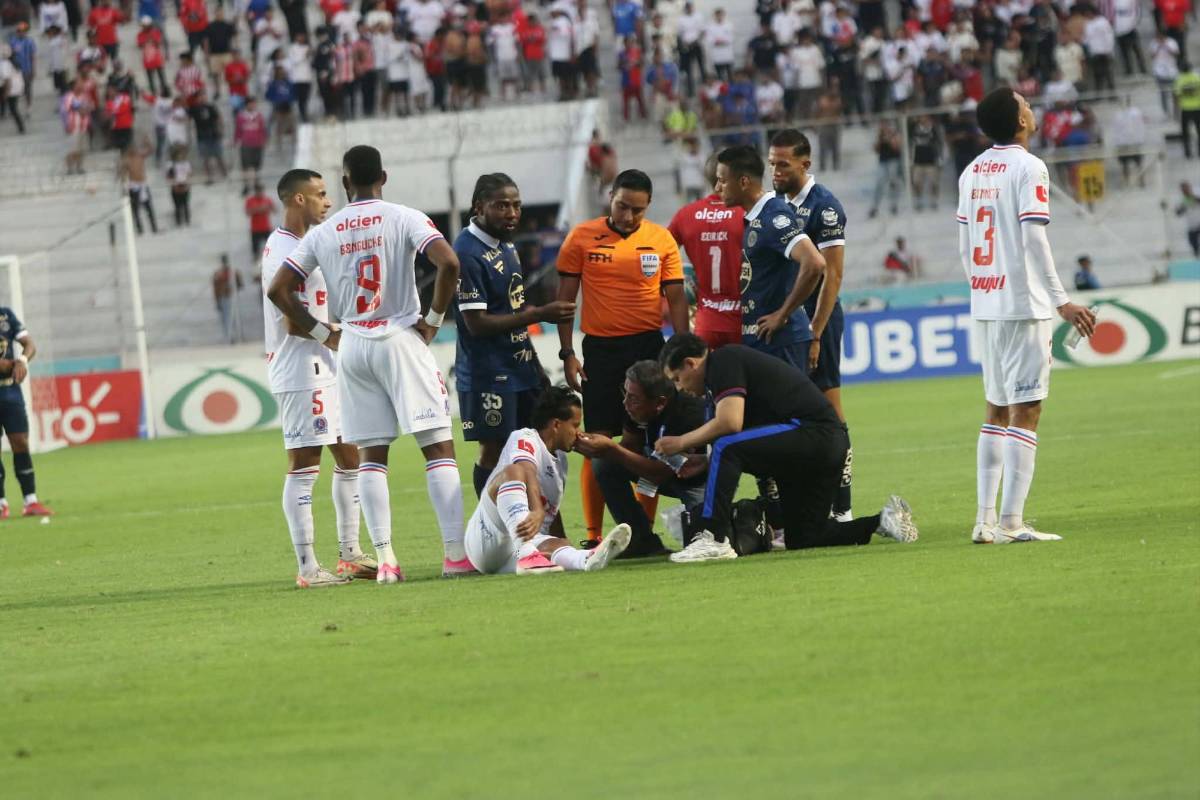 El increíble error de Menjívar vs Motagua, agresión a Edwin, sangre y baile en Olimpia